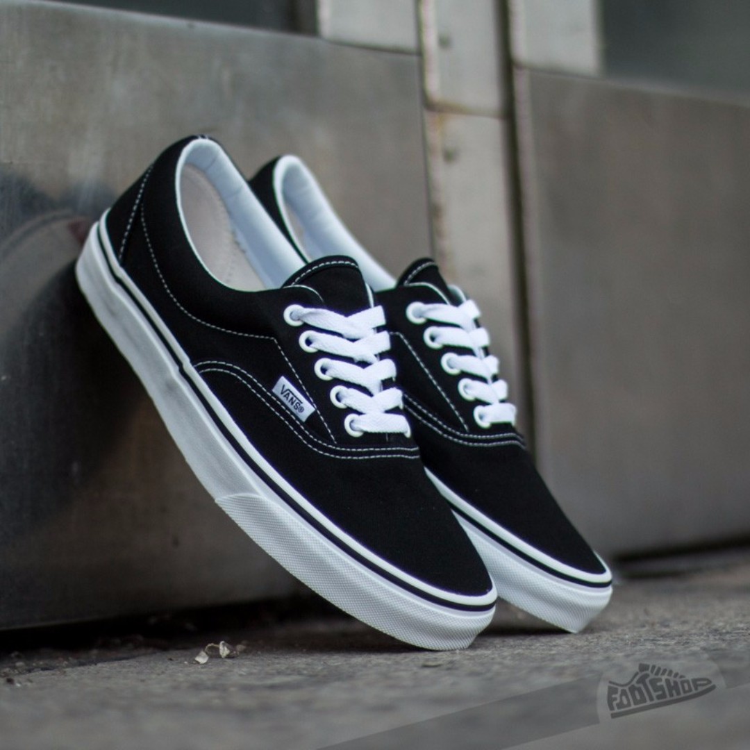 Sidelæns Penelope Æble Vans Era Black And White, Men's Fashion, Footwear, Sneakers on Carousell