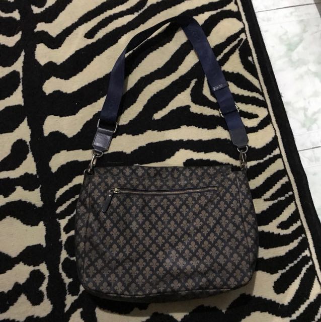 Repriced!! “Patrick Cox” sling/ body bag (Category: Luxury Bags & Wallets) located in San Pedro. Submitted by uniquefreakph (Listing ID 133501246, Image 2). Description: With small flaw. Seen in pic.