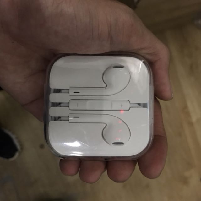Apple Earpods (aux connector w/case) Original!, Audio, Earphones on