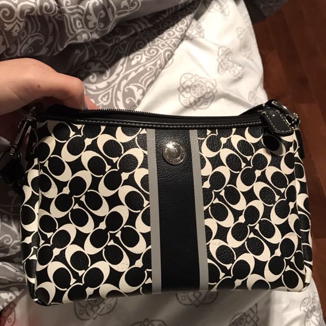 Authentic Coach Purse (Category: Bags & Wallets) located in Markham. Submitted by eriscloset (Listing ID 140668065, Image 2). Description: The outside of this bag & strap is in 10/10 condition, the inside is a bit dirty as shown in the pictures..