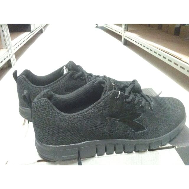 sepatu diadora full black