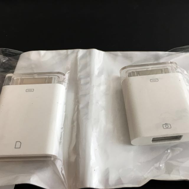 iPad Camera Connection Kit (Category: Other Mobile & Gadget Accessories) located in Singapore. Submitted by wsm83 (Listing ID 103147151, Image 2). Description: .