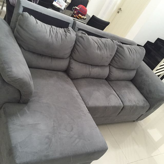 Sofa Kain Bludru Perabotan Rumah On Carousell Sofa satu ini menggunakan bahan bludru. sofa kain bludru