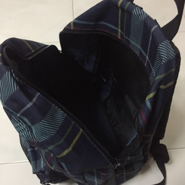 Original Dickies Backpack (Category: Backpacks) located in Singapore. Submitted by zacharycaleb (Listing ID 89781237, Image 2). Description: .