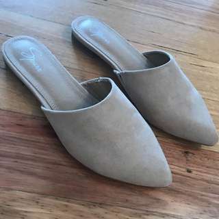 Cream/beige backless mules AU7