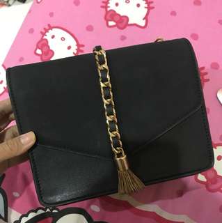 Charles&keith slingbag