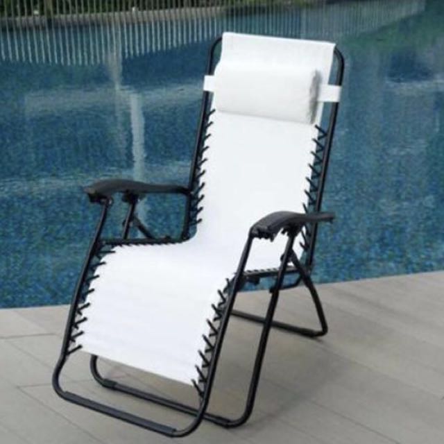 White zero store gravity chair