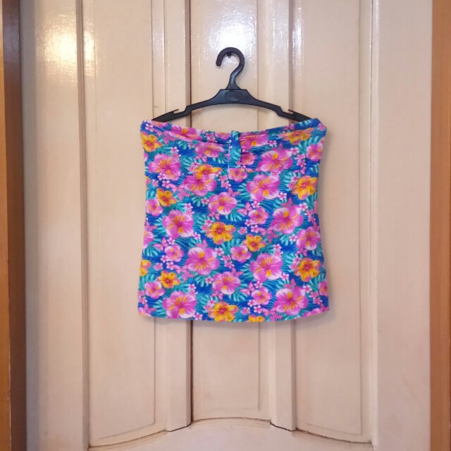 Tezenis Tube floral top (Category: Sleeveless) located in Quezon City. Submitted by preloved_lovie (Listing ID 141274559, Image 1). Description: Outgrown by sister.
