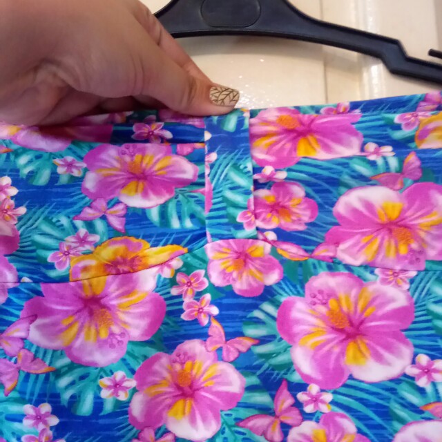 Tezenis Tube floral top (Category: Sleeveless) located in Quezon City. Submitted by preloved_lovie (Listing ID 141274559, Image 2). Description: Outgrown by sister.