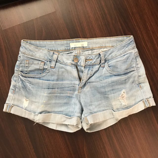 F21 Maong Blue Shorts (Category: Shorts) located in Las Pinas. Submitted by cathmabini (Listing ID 141488344, Image 1). Description: Size 28.
