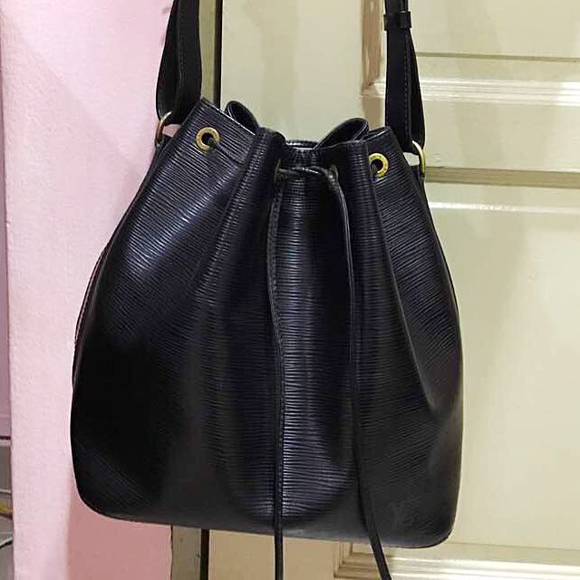 Authentic Louis Vuitton Epi leather petit neo bucket bag, Luxury