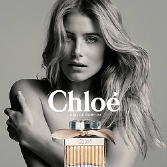 Chloe （分類：長銀包）位於 Hong Kong。 由 aromagarden 提交（商品編號 110762413，圖片 2）。簡介： Chloé Eau de Parfum 1.5ml 單售$20 同名淡香精裸色的緞帶 是Chloé香水的經典代表 在2009年榮獲素有國際「香水奧斯卡」之稱的FiFi Awards年度香水之星的大獎 前調是木蘭、佛手柑 中調是白玫瑰、棉花 基調是白麝香、槴子花 Chloé女性淡香水 以白玫瑰為這首優雅玫瑰為基調的樂曲 更添輕盈活潑的驚喜 調香師Michel Almairac與Sidonie Lancesseur像是花藝師般 運用各種花材巧妙地襯托出白玫瑰的純淨動人 首先是佛手柑的明亮清新，微微酸甜引人入勝 圓潤白淨的木蘭的恬淡宜人，勾勒出Chloé優雅如昔的動人韻味 而雪白剔透的梔子花淡雅清新，層層包圍含苞待放、無暇純淨的白玫瑰 宛若剔透的晨露在朝陽下融浸於優雅的白玫瑰花瓣上 而鬆軟的棉花與麝香則讓香氛更為柔軟 #sample#tester#試用裝#