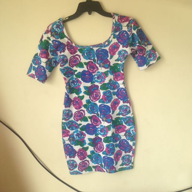 Floral Bodycon Dress (Category: Dresses) located in Apalit. Submitted by lemonpieee_ (Listing ID 141641902, Image 1). Description: Size small with wide and plunging neckline :) 👑 #christmasgiftidea #TreatYourself #flymetosg #floral #madforflorals.