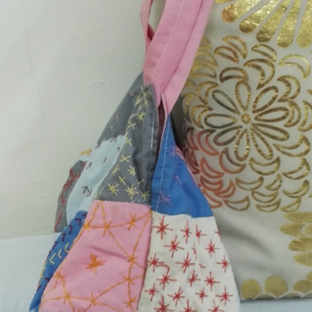 Handmade patchwork bag (Category: Tote Bags) located in Seri Kembangan. Submitted by coolwolf_997cd5 (Listing ID 141664382, Image 2). Description: .