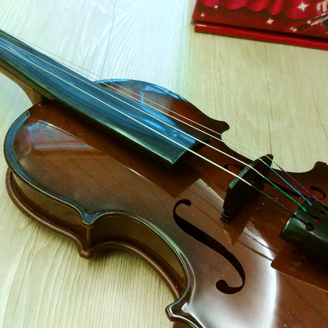 mini toy violin
