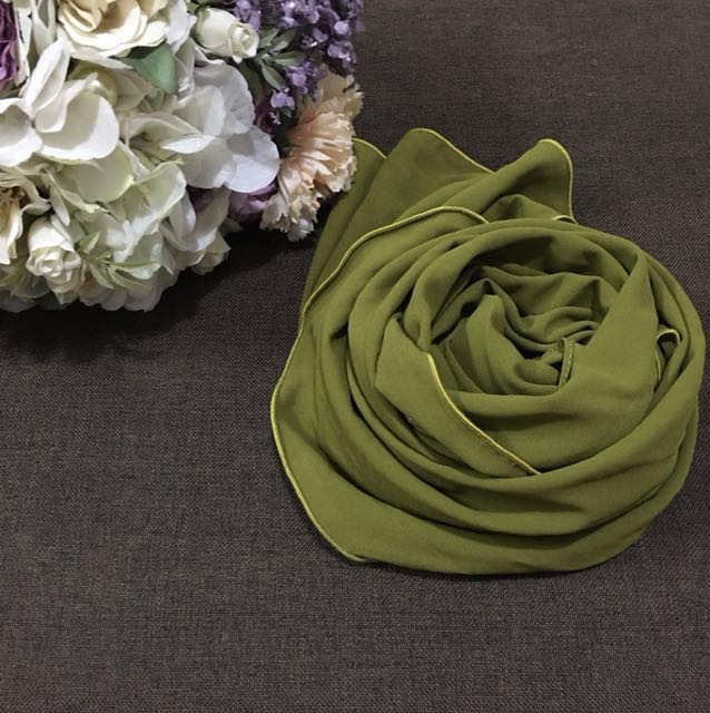 Hijau Lumut Shawl Curve At 2 Point Muslimah Fashion Scarves On Carousell