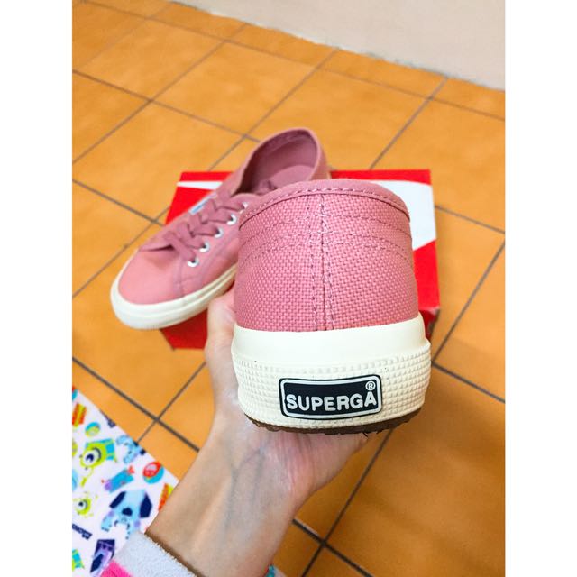 Superga帆布鞋 她的時尚 鞋子在旋轉拍賣