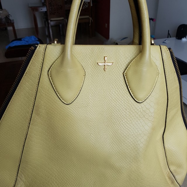 pour le victoire bags