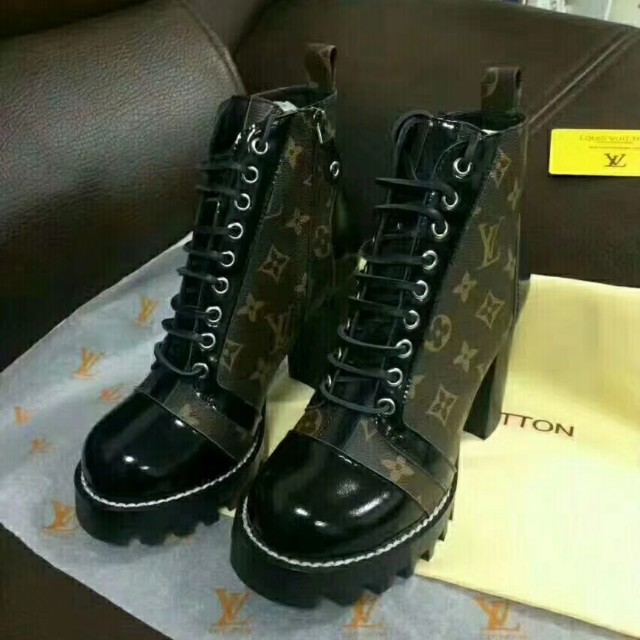 lv star trail ankle boot