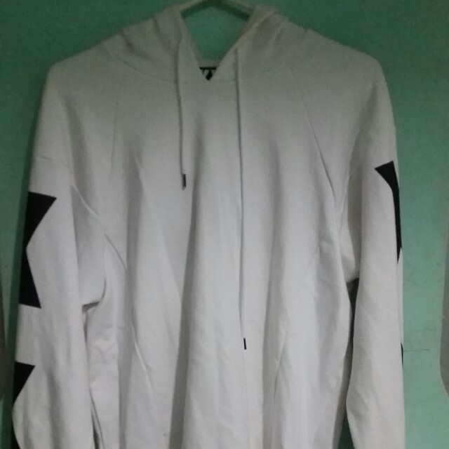 White Hoodie KKXX (M) (Category: Coats, Jackets and Outerwear) located in Pasig City. Submitted by cat_stylized (Listing ID 142349943, Image 1). Description: Preloved. for women Size med HK imported Korean brand - KKXX Stylenanda In EUC pm me for queries! tia #fymetoSG #freedeliveryday #ilovesale.