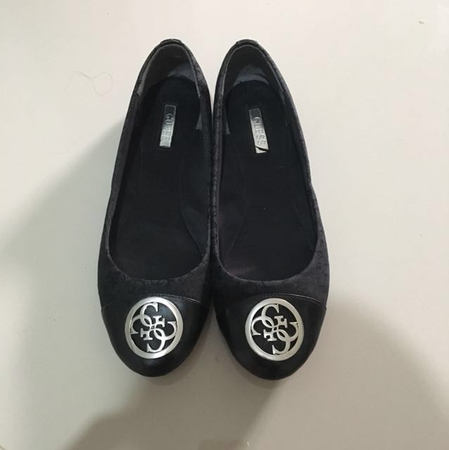 Flat hotsell shoes guess