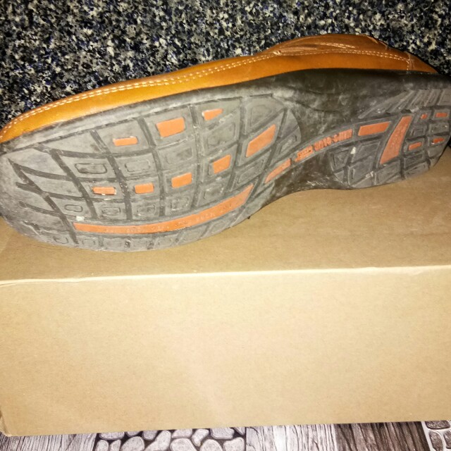 Kasut Kulit Lelaki Berjenama Men S Fashion Footwear Slippers Sandals On Carousell