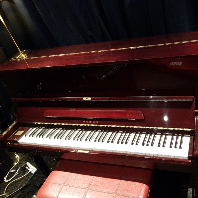Samick 88Key Upright Piano with Bench, Hobbies & Toys, Music & Media