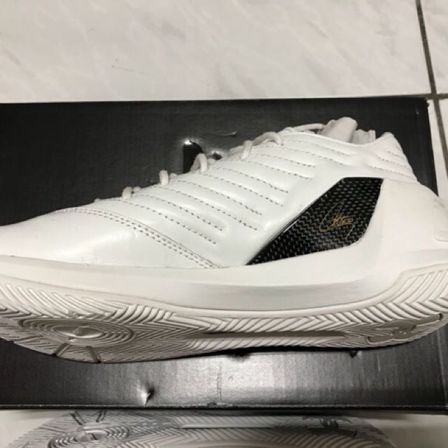 Curry 3 lux top
