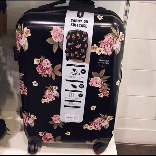 Typo suitcase 2025