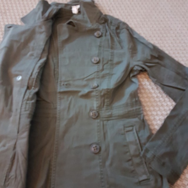 Jacket (Category: Coats, Jackets and Outerwear) located in Shah Alam. Submitted by yayaje (Listing ID 142927545, Image 2). Description: cotton blazer army green color size s without plastic. i open to try on only and it could not fit me. new item.