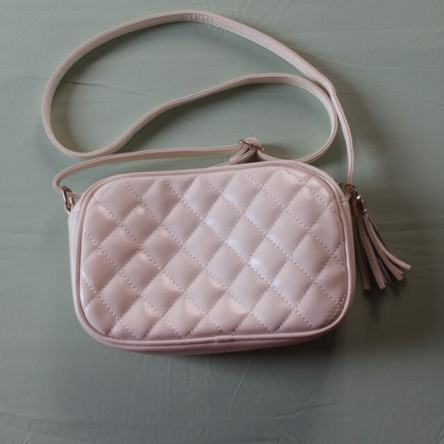Parisian White Sling Bag with Tussel zipper, Women's Fashion, Bags ...