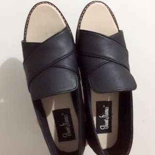Sepatu sendal hitam