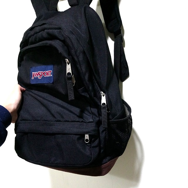 jansport黑色后背包