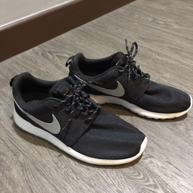 nike roshe one black womens