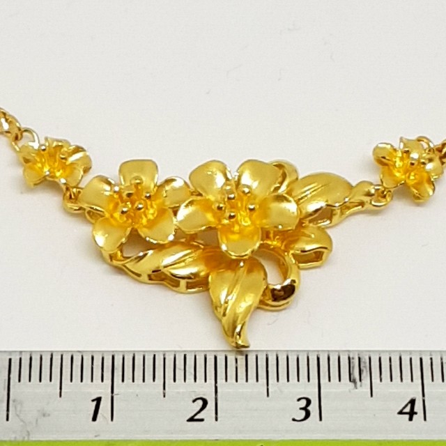 Gold top necklace flower