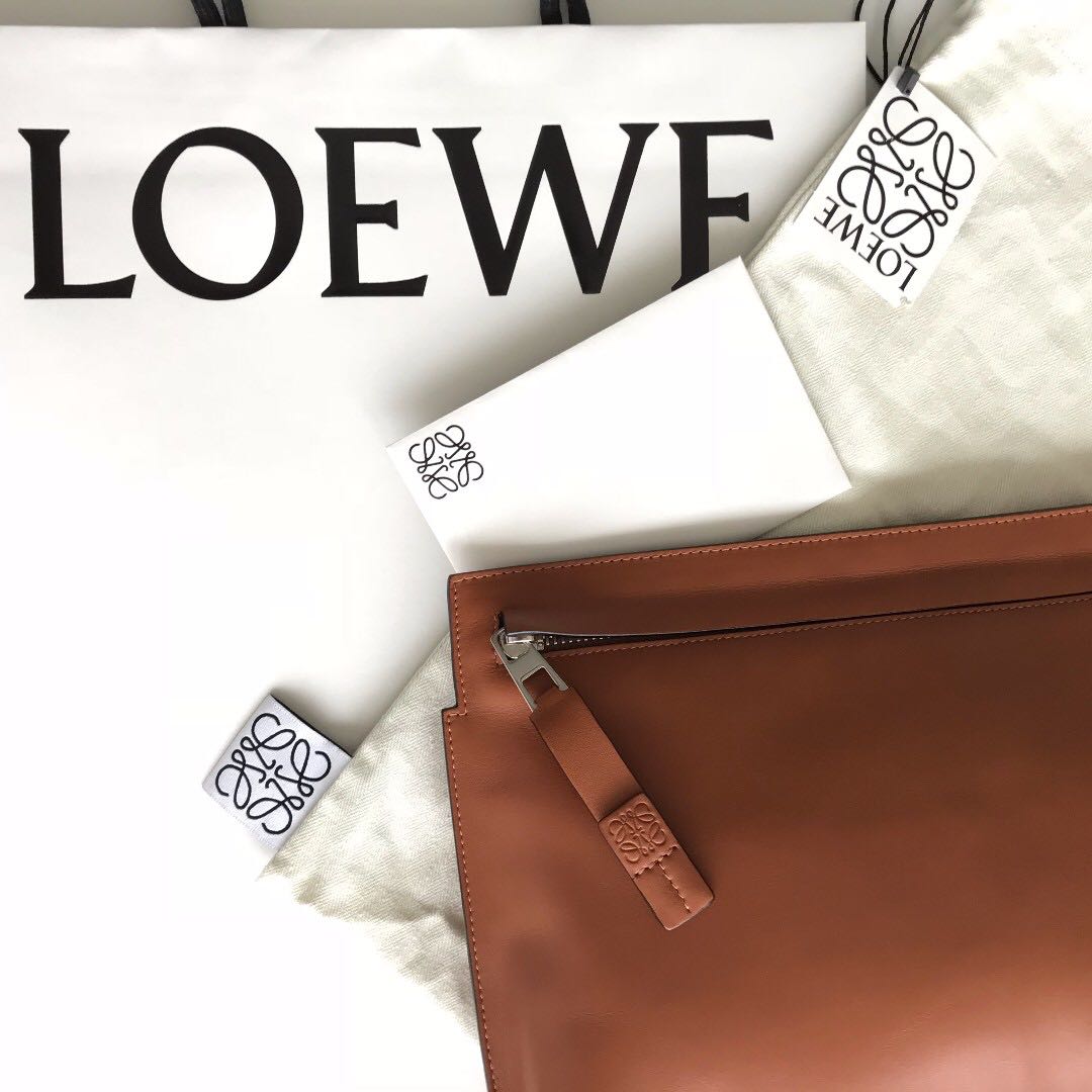 Loewe pochette bag ( Tan ), 名牌, 手袋及銀包- Carousell