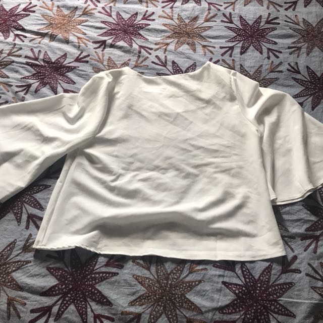 Blouse (Category: Blouses) located in Kota Kinabalu. Submitted by prelovedbyweweee (Listing ID 143589094, Image 2). Description: Tak pernah pakai.