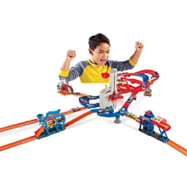 Hot Wheels AutoLift Expressway Mega Metropolis Trackset, Hobbies