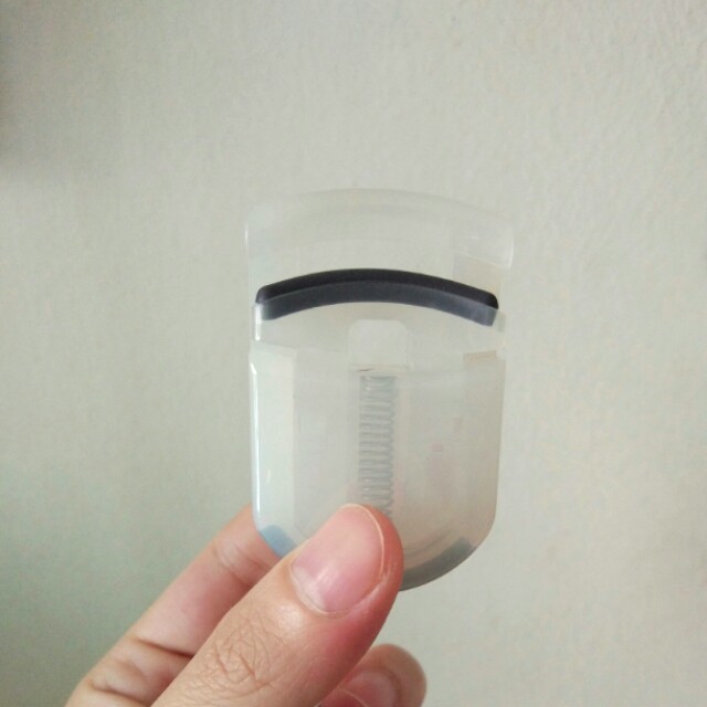 Muji Eyelash Curler, Beauty & Personal Care, Face, Makeup on Carousell