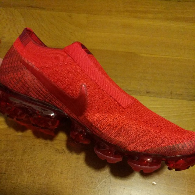 red laceless vapormax