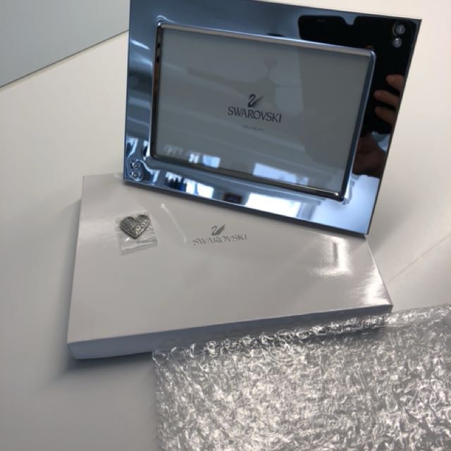 Swarovski photo frame, 傢俬＆家居, 家居裝飾, 相架畫作 Carousell