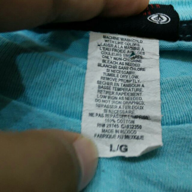 Volcom (Category: Tshirts & Polo Shirts) located in Pulai Chondong. Submitted by bundle_ali91 (Listing ID 143564022, Image 2). Description: pit/labuh:19x24 size: L condition: 8/10 (ad kotoran sikit) made in: Mexico tag: Volcom harga:RM 25 termasuk pos(sabah/sarawak +RM5) Pm @ whatsapp http://abms110291.wasap.my/ faster response/deal/nego.