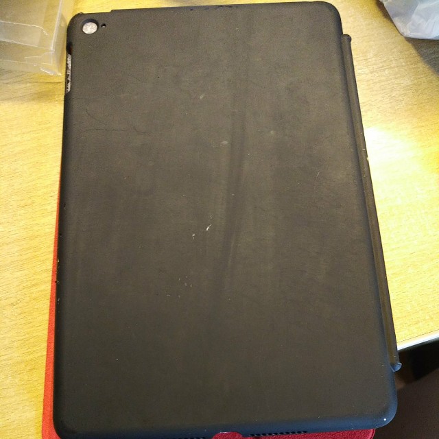 Ipad mini case (Category: Other Mobile & Gadget Accessories) located in Singapore. Submitted by chromer_ (Listing ID 143720760, Image 2). Description: Ipad red mini magnetic case. Used and in average condition..