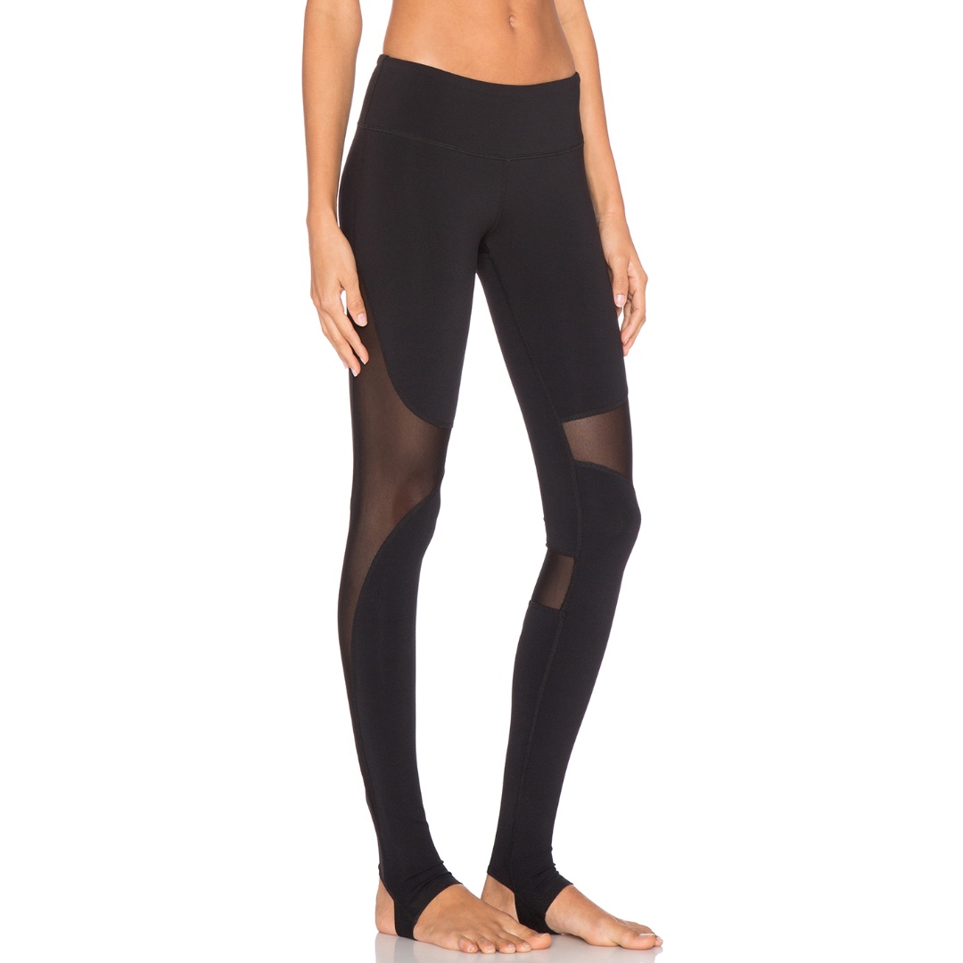 ALO YOGA coast leggings black - size XS, Women's Fashion, Activewear on  Carousell