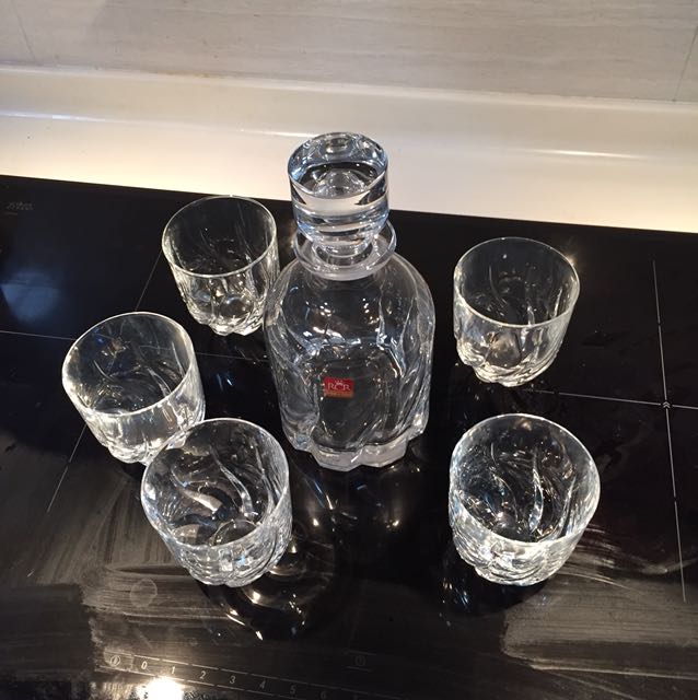 Glassware (Category: Other Kitchen Appliances) located in Singapore. Submitted by cleverdeer.9aeb24 (Listing ID 143964613, Image 2). Description: Whiskey glass set 1 whisky jar with lid, 5 glasses RCR.