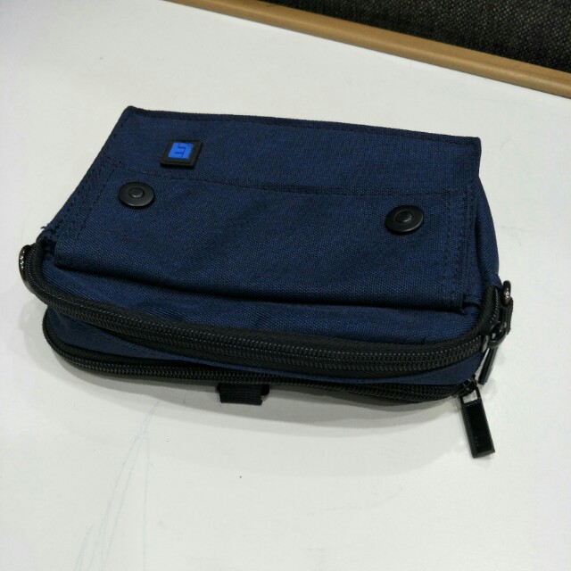 Men Pouch (Category: Belt bags, Clutches and Pouches) located in Singapore. Submitted by edwin1984 (Listing ID 143972921, Image 2). Description: Men pouch. Good for daily use or traveling. 3 compartments to utilise. Can be attached to belt or sling across body. Dimension: Width: 19cm x Ht: 14cm x Thk: 5cm Conditon: As good as new. Used only once. Come with strap to sling. PM for more details..
