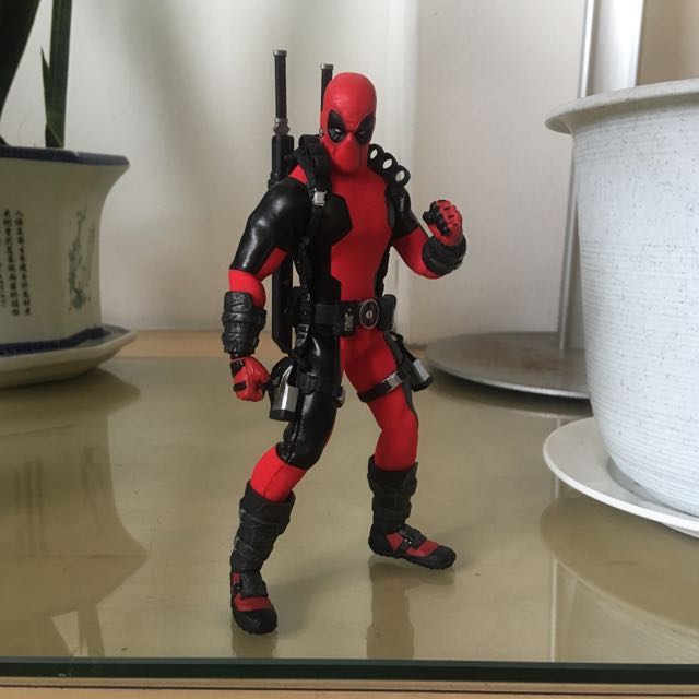 mezco one 12 deadpool