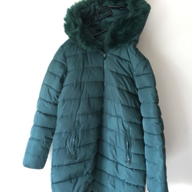 Winter Down Jacket (Category: Coats, Jackets and Outerwear) located in Singapore. Submitted by sankpalprashant (Listing ID 142778881, Image 1). Description: We are just back from Europe and am selling this Light weight winter Down Jacket.. Good for 0 degrees cold weather..used one time only..