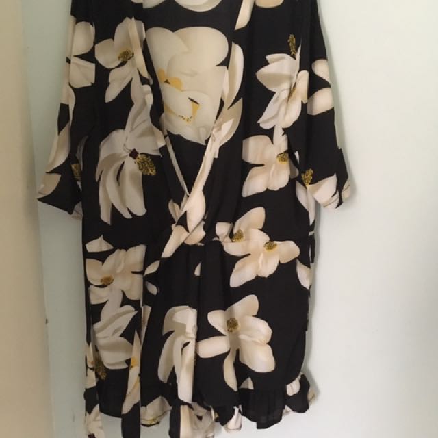 Floral romper (Category: Rompers) located in Iloilo. Submitted by xaiyeah (Listing ID 144076898, Image 1). Description: Preloved - good condition Thin crepe cloth No tear or stains Can fit medium up to large.
