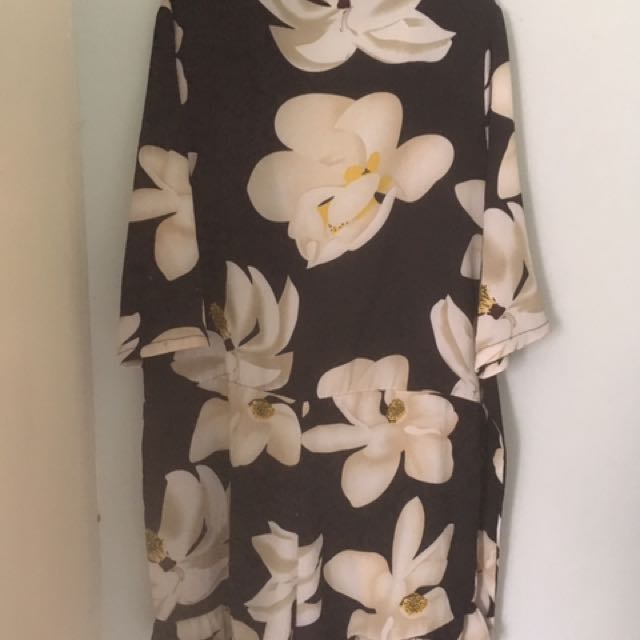 Floral romper (Category: Rompers) located in Iloilo. Submitted by xaiyeah (Listing ID 144076898, Image 2). Description: Preloved - good condition Thin crepe cloth No tear or stains Can fit medium up to large.